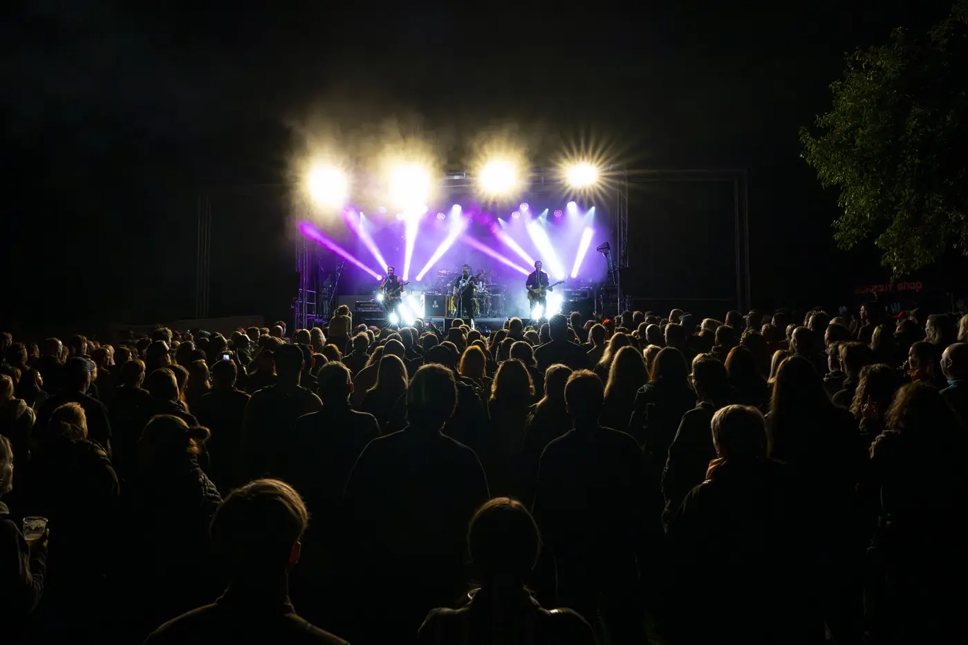 Zaplněné publikum sleduje večerní koncert v Polepšovně ducha