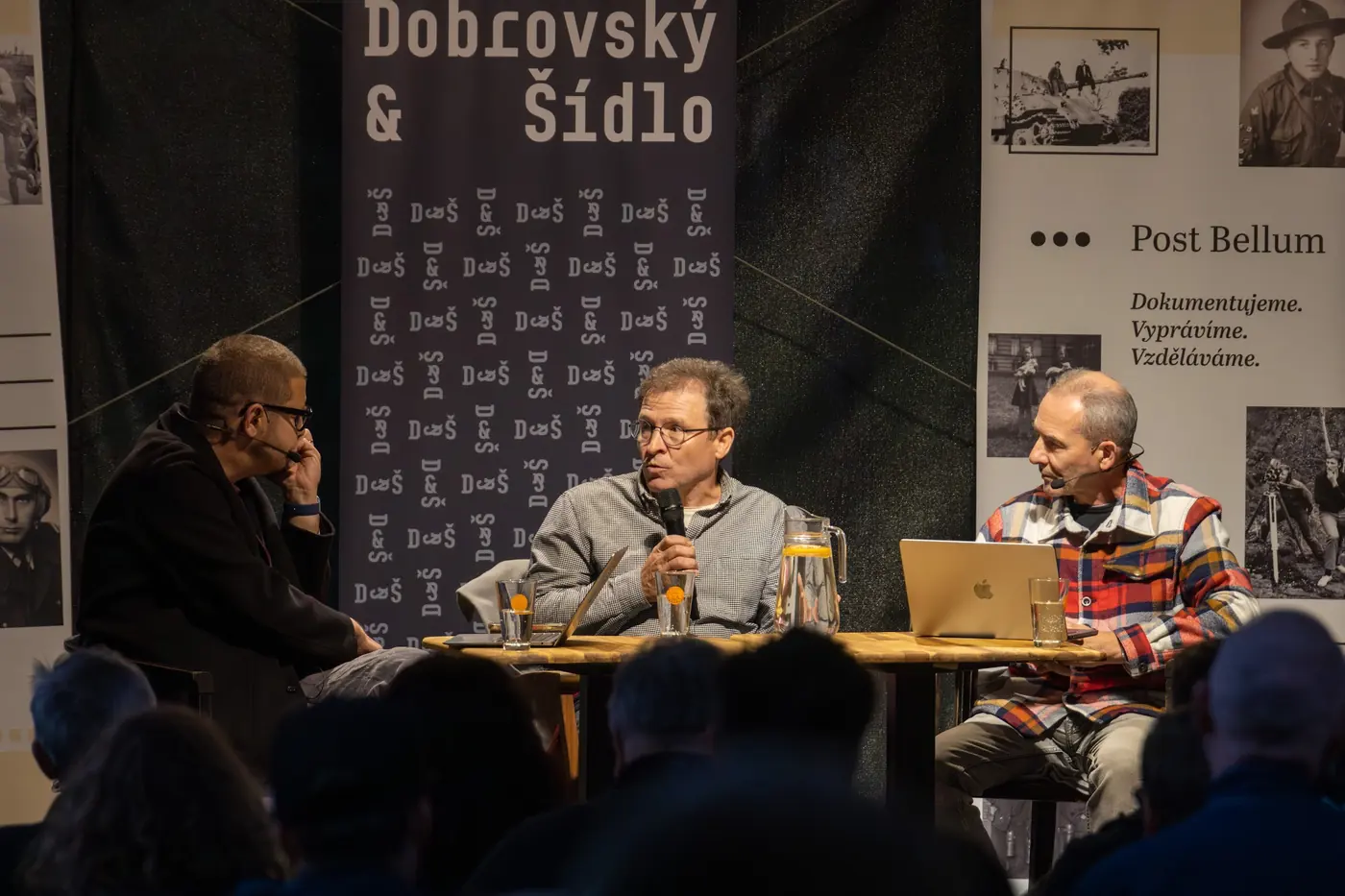 Hosté besedy diskutují před publikem